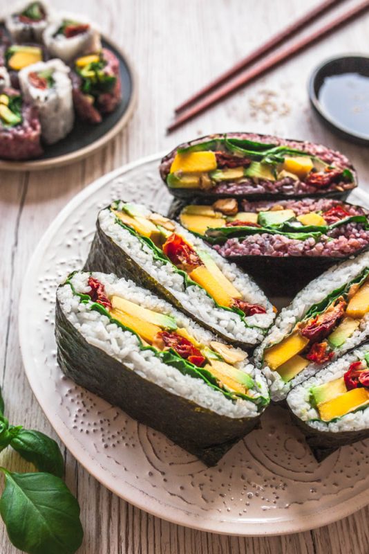 Onigirazu Rezept mit Video-Anleitung und vielen Ideen für weitere Füllungen. #vegetarisch #vegan #pescetarisch #sushi #sandwiches #reis #onigiri