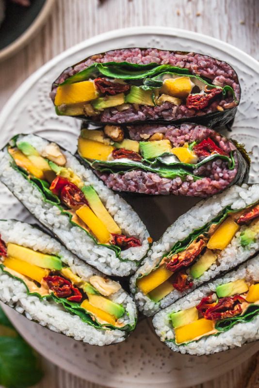 Onigirazu Rezept mit Video-Anleitung und vielen Ideen für weitere Füllungen. #vegetarisch #vegan #pescetarisch #sushi #sandwiches #reis #onigiri