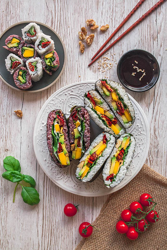 Onigirazu Rezept mit Video-Anleitung und vielen Ideen für weitere Füllungen. #vegetarisch #vegan #pescetarisch #sushi #sandwiches #reis #onigiri