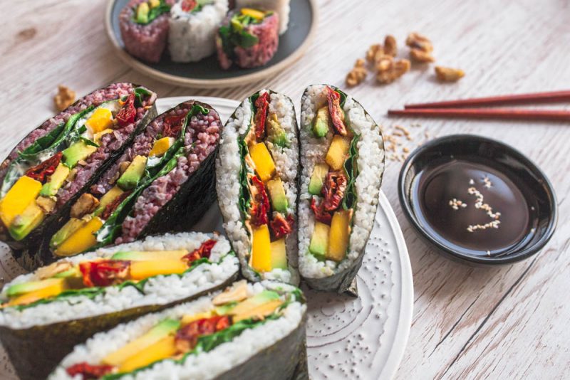 Onigirazu Rezept mit Video-Anleitung und vielen Ideen für weitere Füllungen. #vegetarisch #vegan #pescetarisch #sushi #sandwiches #reis #onigiri