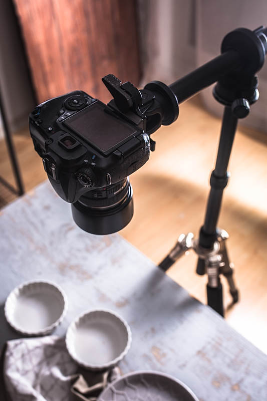Kamera auf Stativ mit Auslegearm für die Food Fotografie