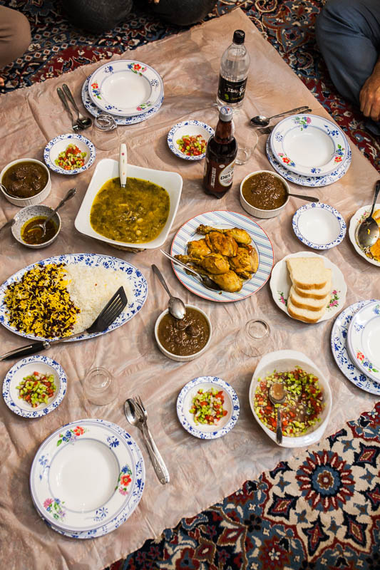 Traditionelle Iranische Speisen am Boden auf einer Wachstischdecke serviert