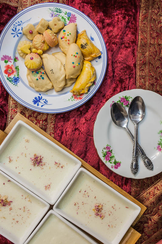 Traditionelle Iranische Kekse und ein Dessert aus Reismehl und Rosenwasser