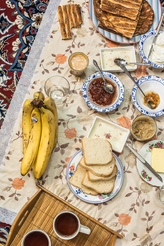 Traditionelles Iranisches Frühstück bestehend aus Bananen, Brot und Marmelade