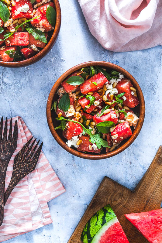 Ein erfrischender Sommersalat mit Wassermelone, Feta, Basilikum, Rucola, Pinienkernen und Balsamico