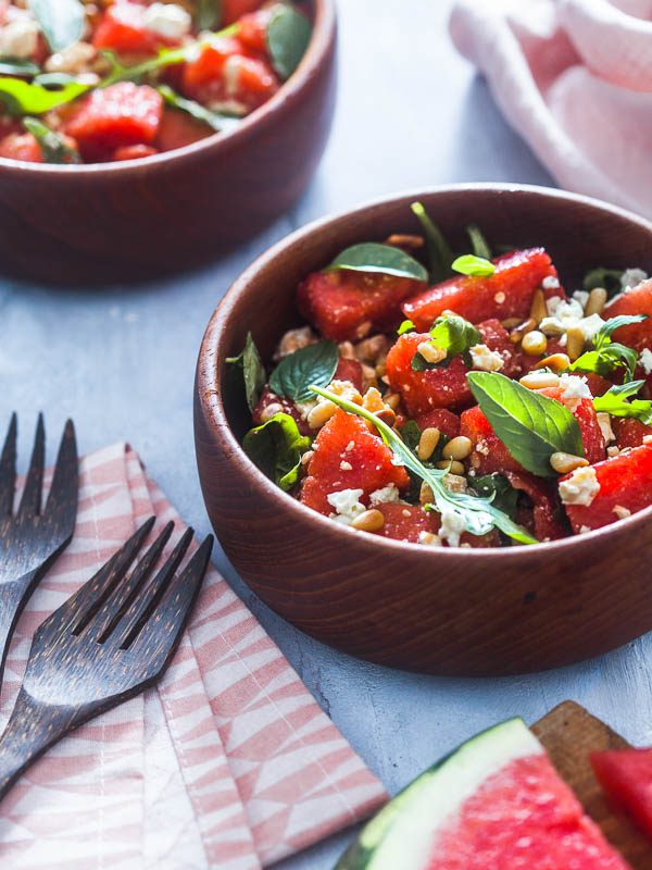 Erfrischender Wassermelonen Feta Salat mit Basilikum, Rucola, Pinienkernen und Balsamico