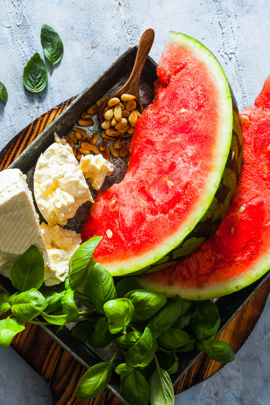 Zutaten für einen Wassermelone Feta Salat