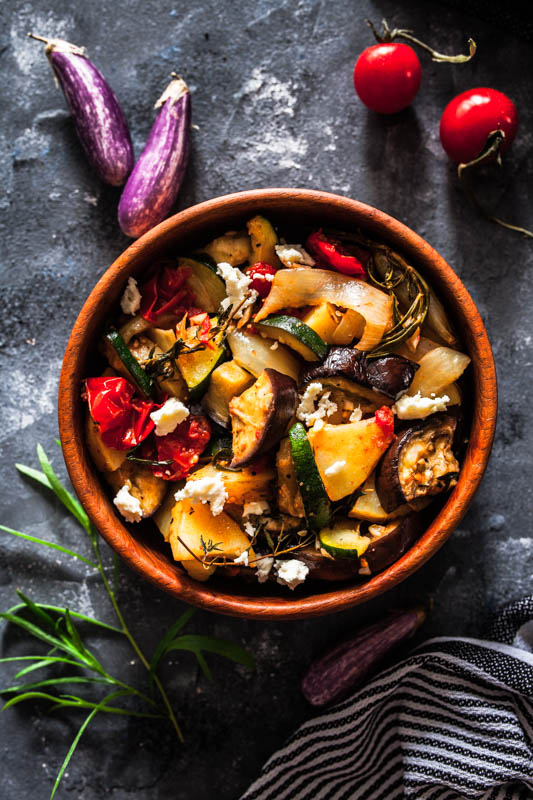 Warmer Antipasti Auberginensalat mit Zucchini, Kartoffeln und Feta.