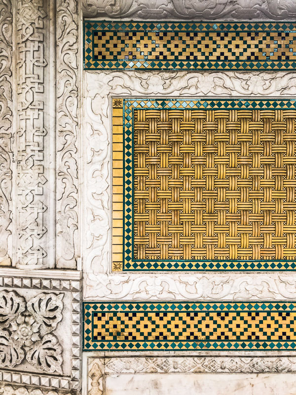 Wunderschöne Mosaik-Wand in der Nähe von Eram Garden, Schiras