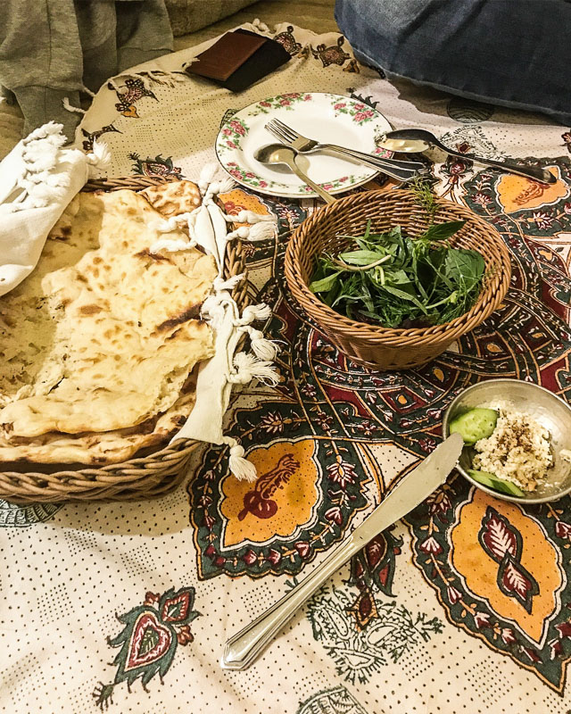 Vorspeisen bestehend aus Brot, Kräutern und Käse im Haft Khan, Schiras