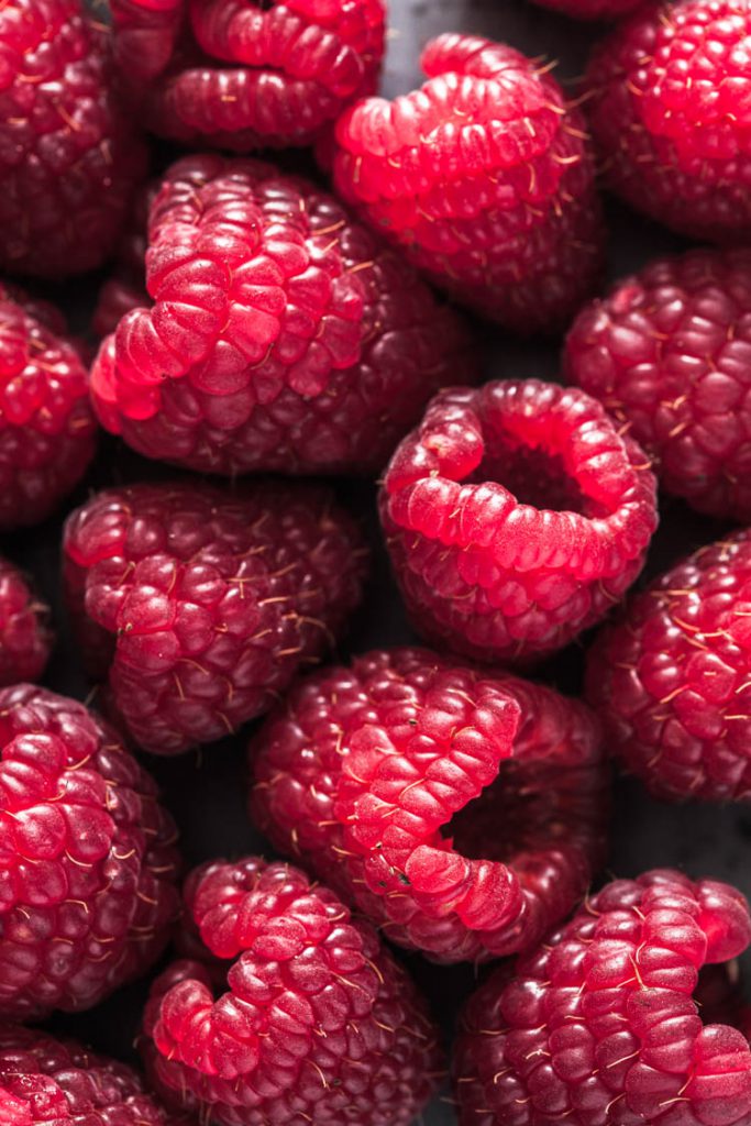 Makroaufnahme von Himbeeren aufgenommen mit einem 100mm Makroobjektiv von Canon. 
Die besten Food Fotografie Objektive.