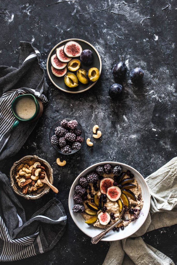 Frühstücks-Szene von oben fotografiert mit einem Sigma 35mm Art. Die besten Food Fotografie Objektive