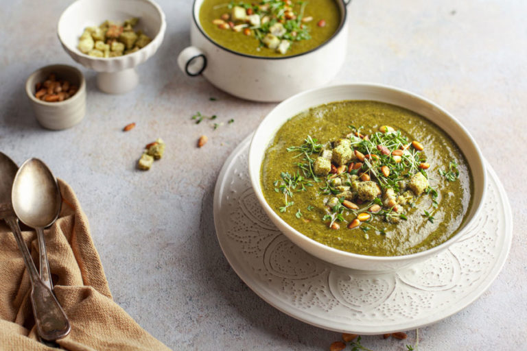 Spinatsuppe auf hellem Fotountergrund