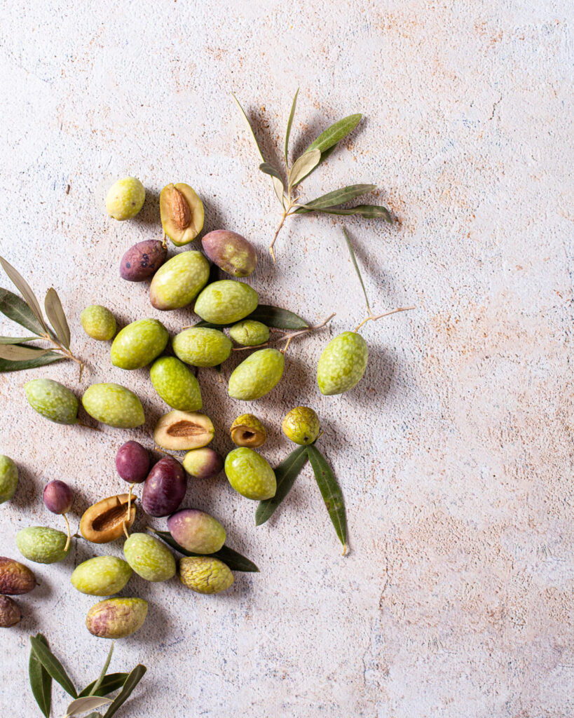 Oliven auf hellem Fotohintergrund. Styling von Sabrina Dietz