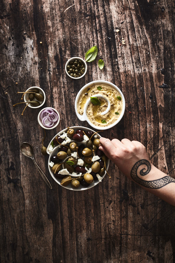 dunkler Holz Fotohintergrund für die Food Fotografie von Purple Avocado Backdrops.