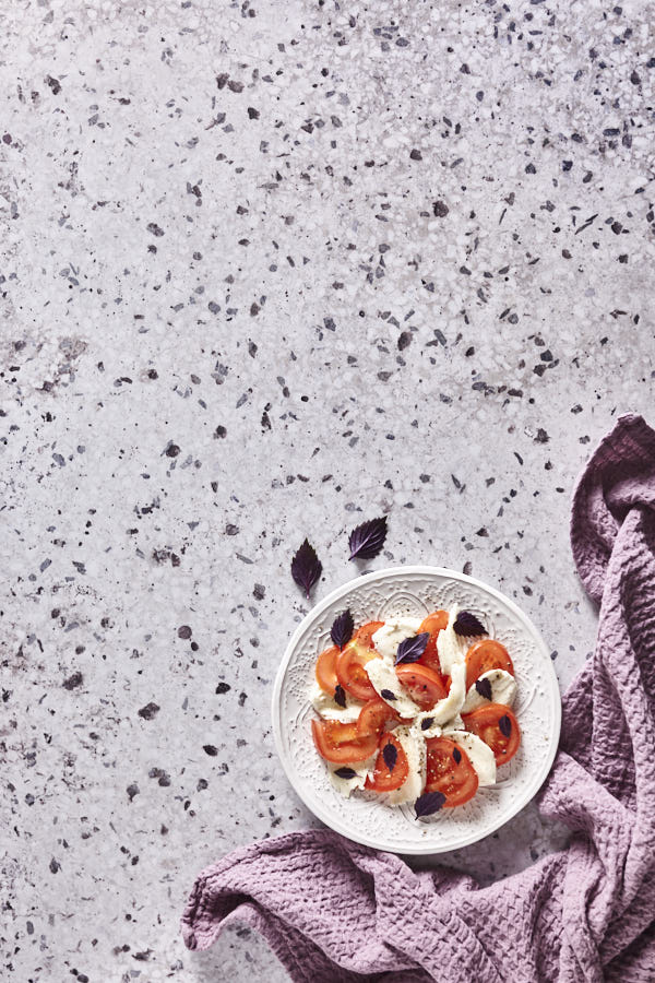Grauer Terrazzo Backdrop für Produkt und Food Fotografie von Purple Avocado / Sabrina Dietz