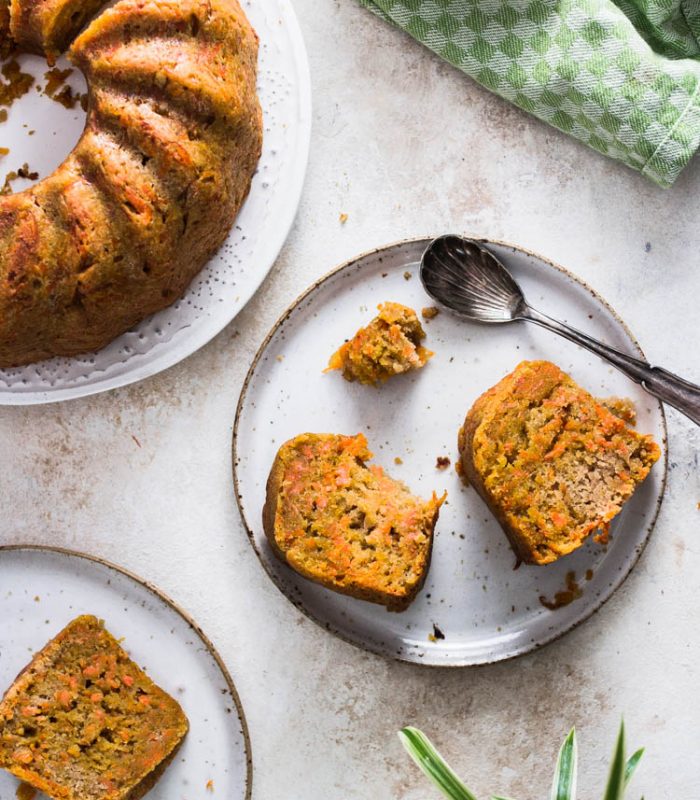 Foto von ZItronen Karotten Kuchen, fotografiert mit 35mm Sigma Art. Die besten Food Fotografie Objektive